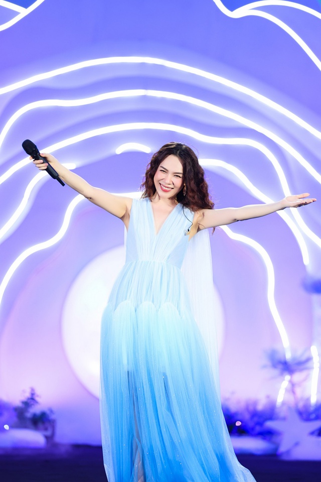 Phần âm nhạc cũng được biên soạn kỹ lưỡng với cách phối tinh tế tạo nên một bầu không khí cực chill, slay, nhẹ nhàng, da diết...