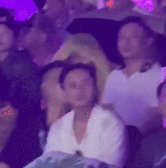 Mai Tài Phến thích thú khi xem Mỹ Tâm biểu diễn trong đêm nhạc.