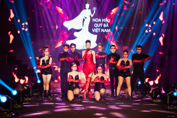 Hoàng Thùy còn đem ca khúc này trình diễn ở sân khấu lớn