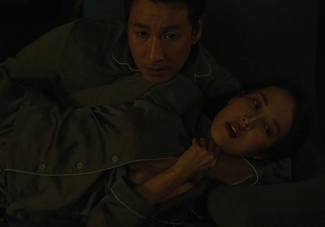 Ông chủ Park quan hệ tình dục với vợ trên ghế dài khiến người xem ngột ngạt.