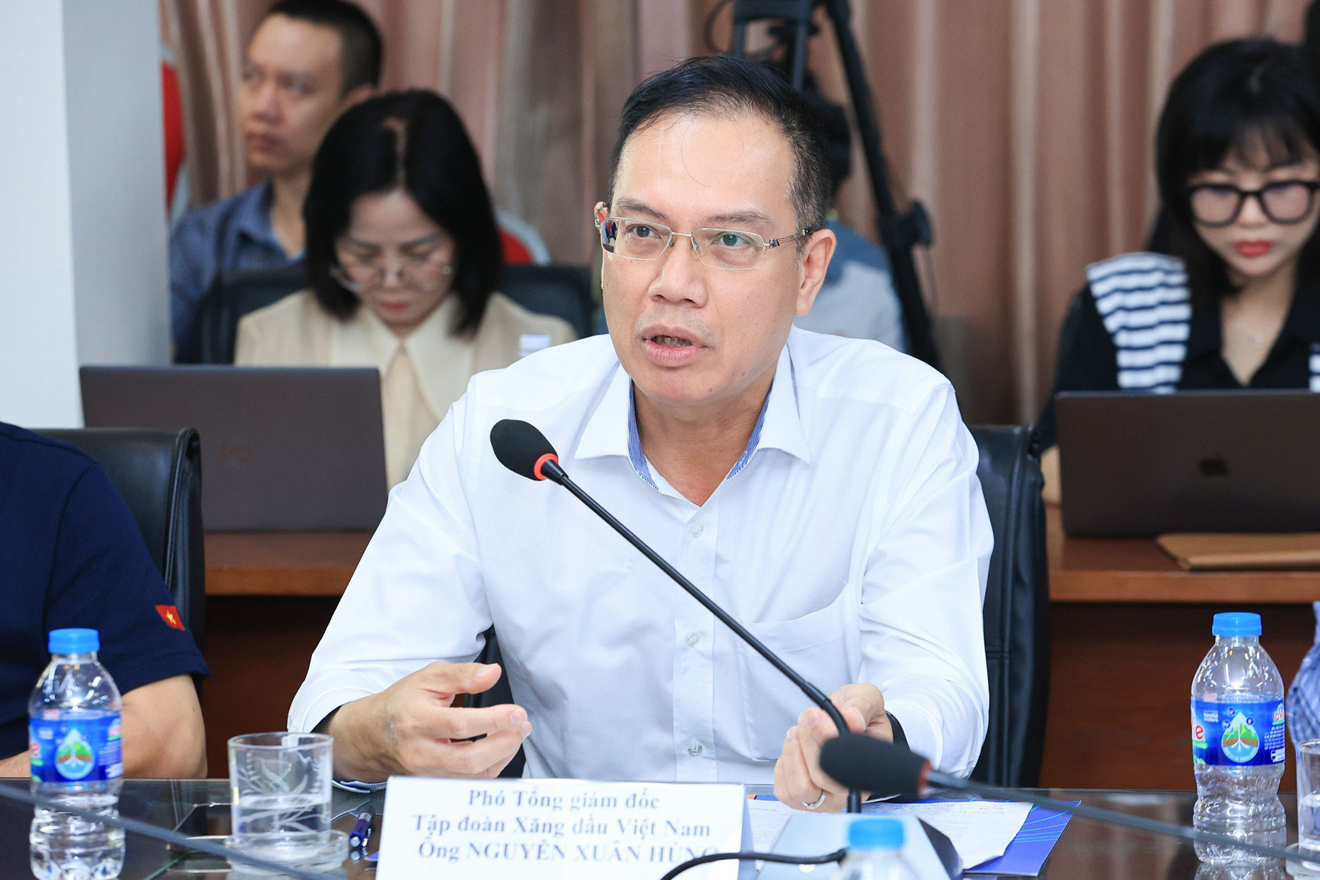 Ông Nguyễn Xuân Hùng, Phó Tổng giám đốc Tập đoàn xăng dầu Việt Nam nêu ra nguyên nhân số lượng trạm xăng dầu đạt chuẩn mức 5 còn ít. Ảnh: Báo Giao thông