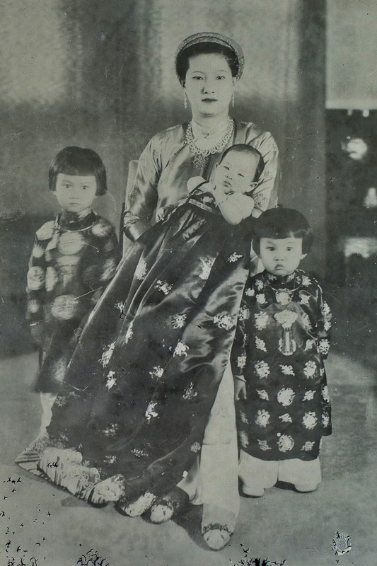 Nam Phương Hoàng hậu bên các con. Bức ảnh được đăng trên tờ Indochine hebdomadaire illustré năm 1942. Mời độc giả xem video: Cách “dằn mặt tiểu tam” đắt giá của Nam Phương Hoàng hậu.