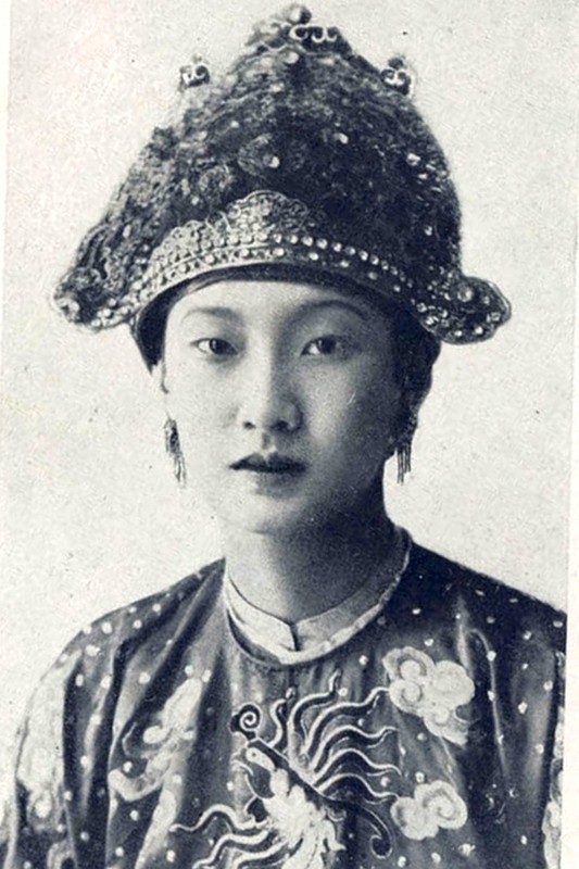 Hoàng hậu Nam Phương mặc triều phục năm 1939. Ảnh: Le Monde colonial illustré.