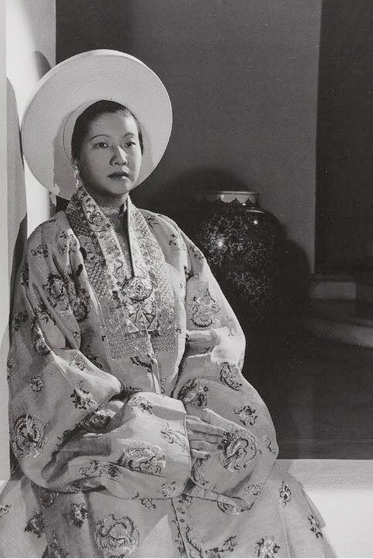 Nam Phương Hoàng hậu lần lượt sinh cho vua Bảo Đại 5 người con gồm: Hoàng thái tử Bảo Long, 3 hoàng nữ Phương Mai, Phương Liên, Phương Dung và hoàng tử út Bảo Thắng. Trong ảnh là Nam Phương Hoàng hậu trong trang phục áo dài. Ảnh: Bảo tàng Hamburg.