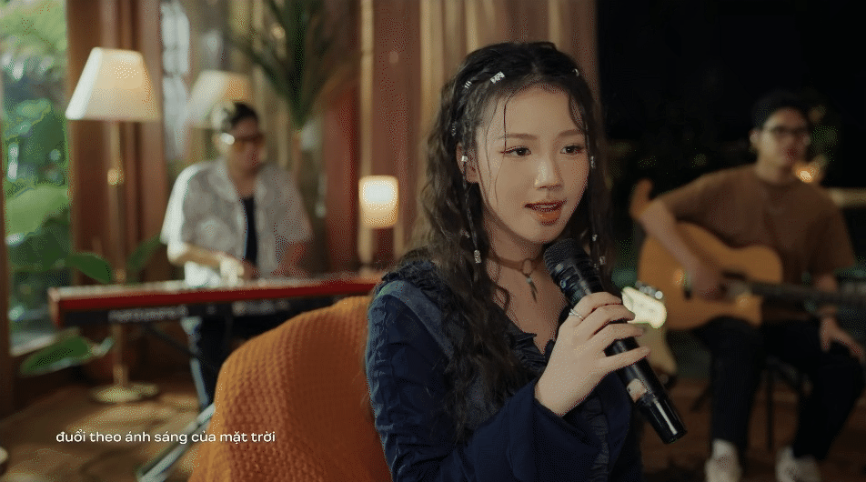 Hoạt động âm nhạc mới nhất của AMEE là góp giọng trong bản live session ca khúc Trái Đất Ôm Mặt Trời cùng GREY D và Kai Đinh