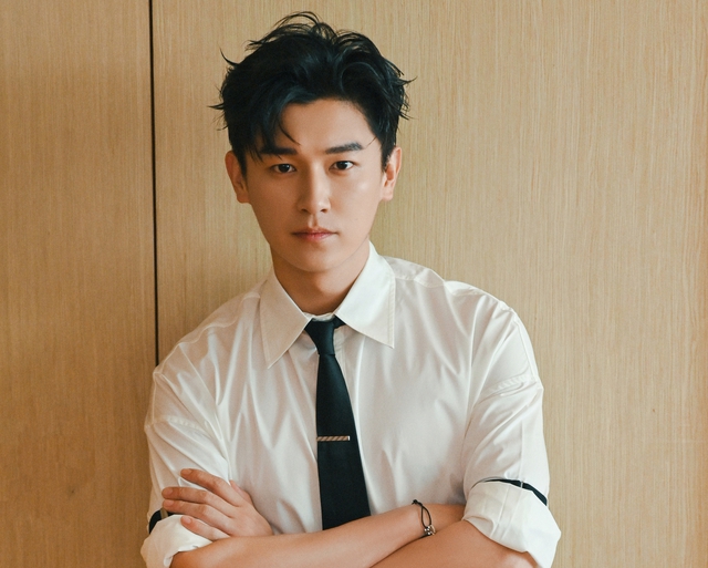 Dương Húc Văn vốn là tiểu sinh có tài có sắc, được công ty giải trí mạnh lăng xê tương lai rộng mở