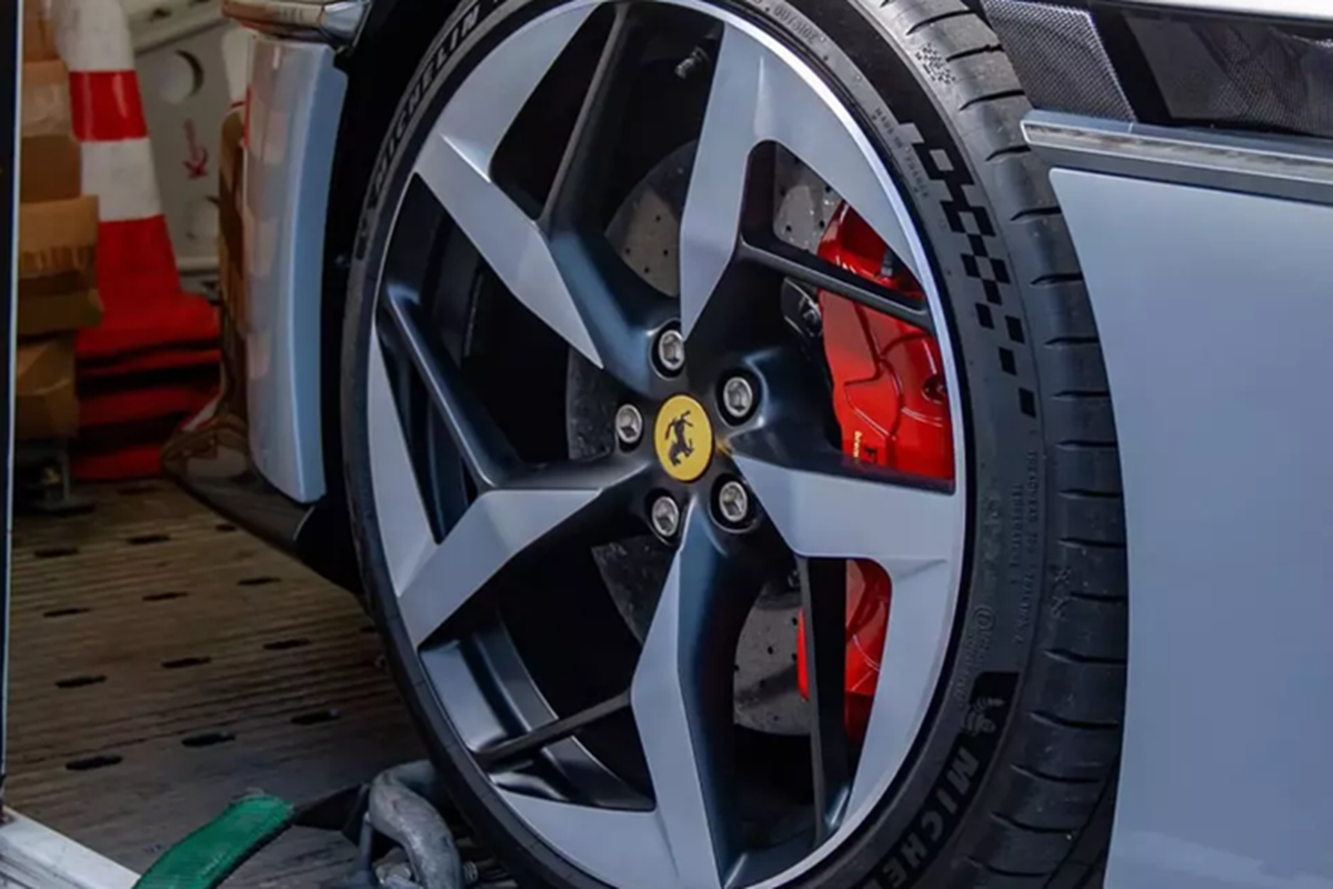 Ferrari 12Cilindri có bánh xe 21 inch ở phía trước và phía sau. Lốp xe là loại Michelin Pilot Sport S5 hoặc Goodyear Eagle F1 Supersport. Hệ thống phanh gồm (398 mm/phía trước) và (360 mm/phía sau) và được vận hành bằng lệnh điện tử 