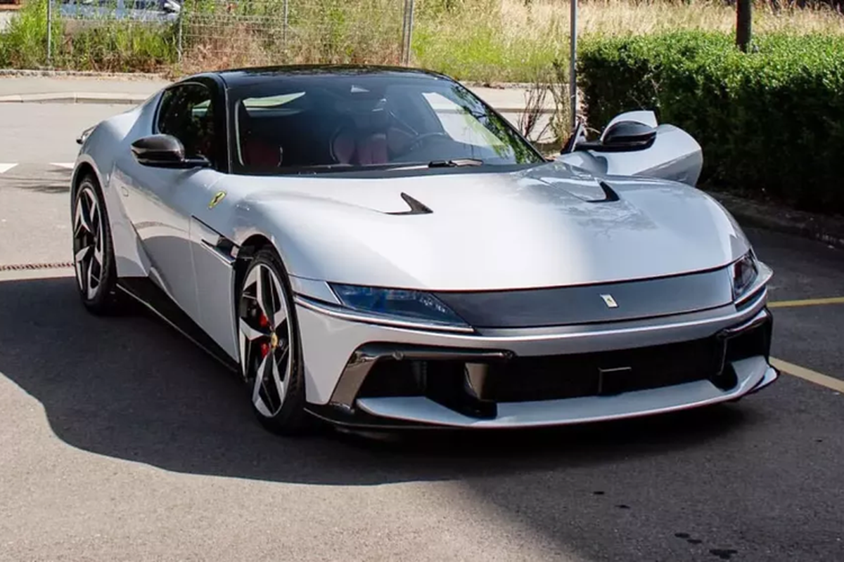 Vào tháng 5 đầu năm nay, hãng siêu xe Ferrari đã chính thức trình làng mẫu xe thay thế dòng 812, đó là chiếc Ferrari 12Cilindri 2024 mới với những thay đổi diện mạo, nội thất khiến không ít người bất ngờ, chiếc xe này sau đó đã trở thành 1 trong các mẫu xe Ferrari có thiết kế gây tranh cãi nhiều nhất.