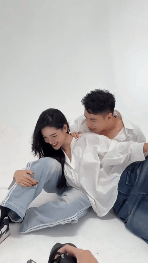 Cặp đôi cực tình cảm và hài hước ở hậu trường chụp hình.