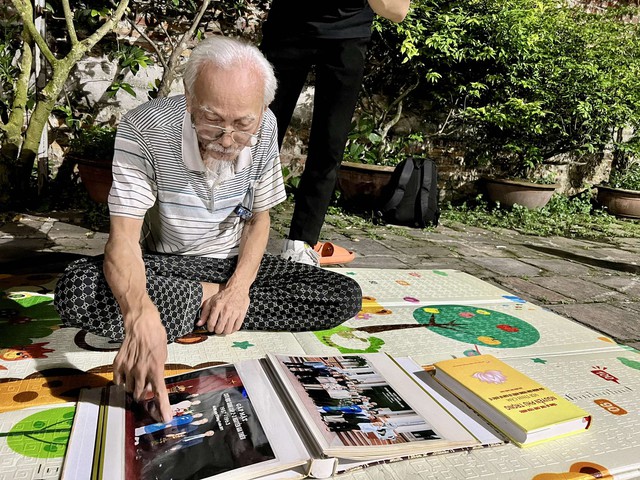 Ông Ngô Bá Dục lục lại những bức ảnh kỷ niệm với Tổng Bí thư Nguyễn Phú Trọng. Ảnh: Nguyễn Hưởng