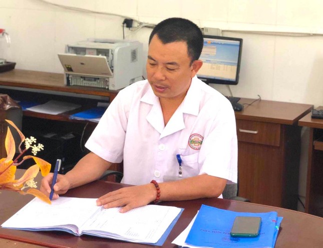 Bác sĩ Phan Nhân Hậu đã đuổi theo xe máy của người lạ và hỗ trợ cấp cứu thành công cho một cháu bé bị đuối nước đã ngừng tim, ngừng thở.