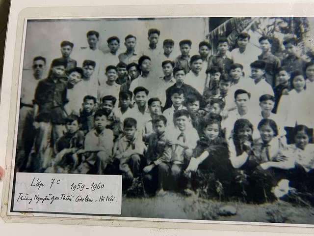 Tổng Bí thư Nguyễn Phú Trọng chụp ảnh chung cùng các bạn cùng lớp. Ảnh: Ngô Bá Dục