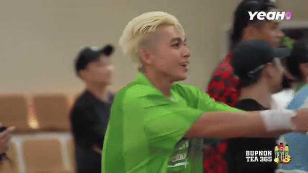 Các anh tài còn lại liên tục có động thái động viên Bùi Công Nam