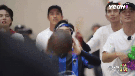 Bùi Công Nam gặp khó khăn trong việc ném bóng vào rổ