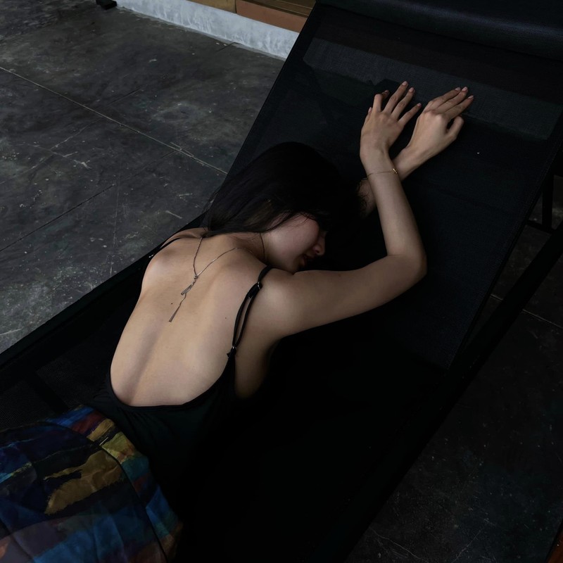 Mới nhất, Kiều Trinh đăng tải bộ ảnh diện bikini dù không quá hở hang nhưng vẫn khoe được những điểm mạnh trên cơ thể như làn da trắng mịn màng, body nuột nà miễn chê.