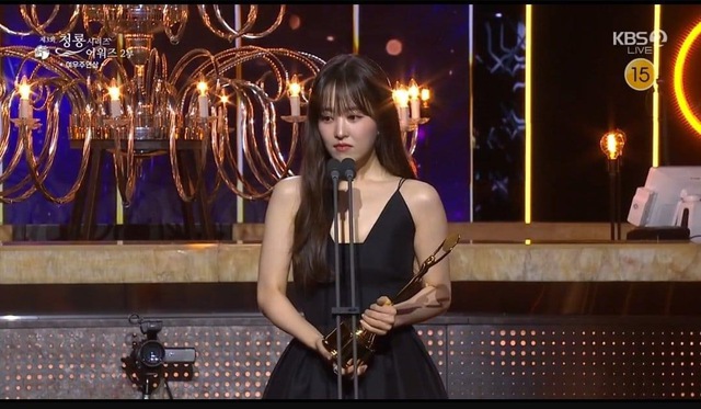 Park Bo Young xúc động trong bài phát biểu