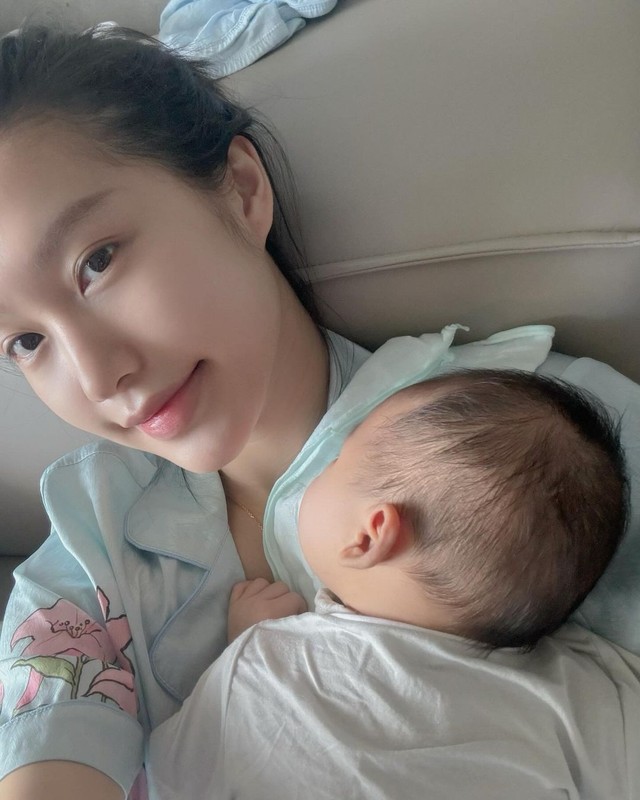 Trong những bức hình đăng tải, Đoàn Văn Hậu và Doãn Hải My khéo léo chưa để lộ hoàn toàn gương mặt em bé, các góc chụp đều che đi hoặc chụp từ phía sau.