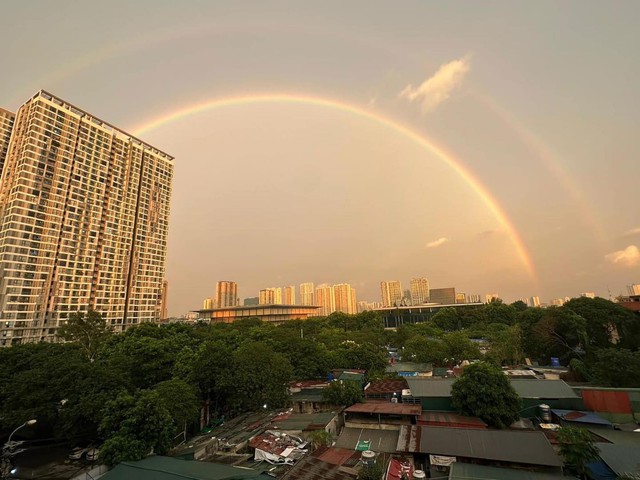 Tại một số khu vực còn ghi lại được hình ảnh cầu vồng kép rực rỡ