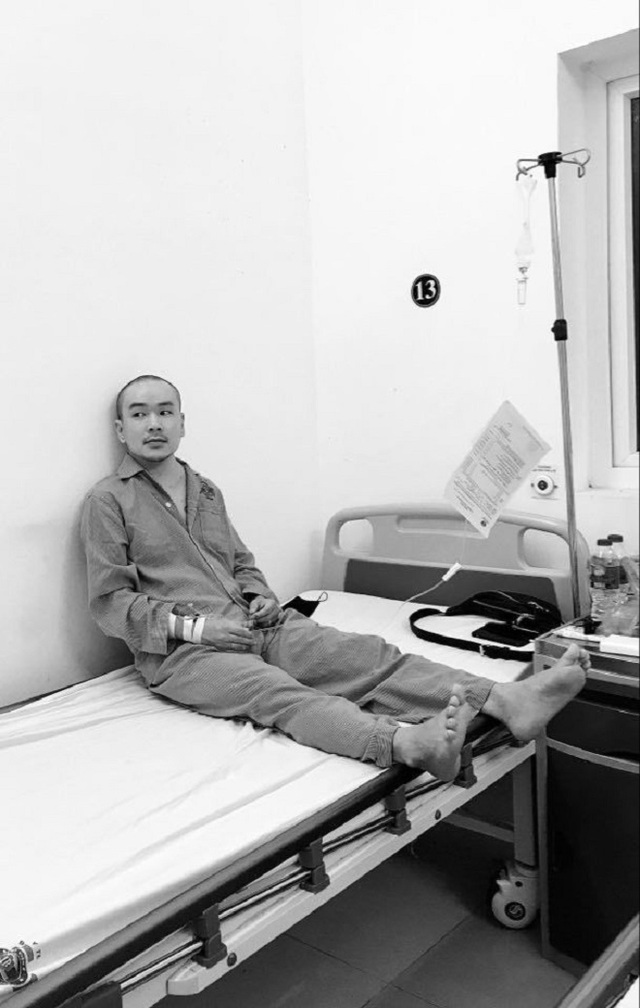 Nam diễn viên trong thời điểm phải hóa trị, xạ trị vì ung thư hạch.
