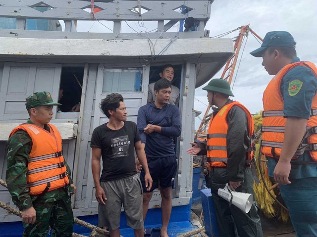 Tổ công tác Đồn Biên phòng Cô Tô triển khai tuần tra kiểm đếm, vận động tàu thuyền vào nơi neo đậu, tránh trú bão