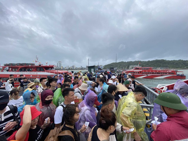 Khách du lịch lên tàu về đất liền vào trưa ngày 22-7