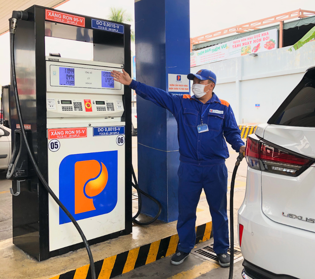 Bán dầu diesel 0.001s-V tại một cây xăng dầu của Petrolimex