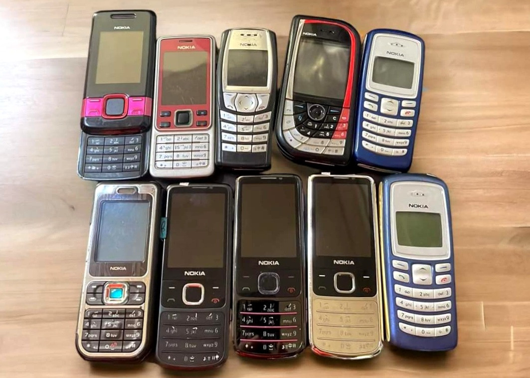 Một số mẫu điện thoại 2G đang lưu thông trên thị trường. Ảnh: Xuân T.Đ