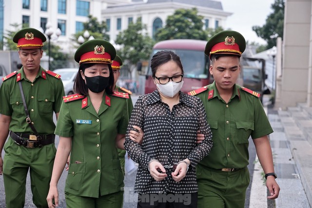 Bị cáo Trịnh Thị Minh Huế, cán bộ Ban kế toán Tập đoàn FLC (em gái ruột ông Quyết). Ảnh: TPO