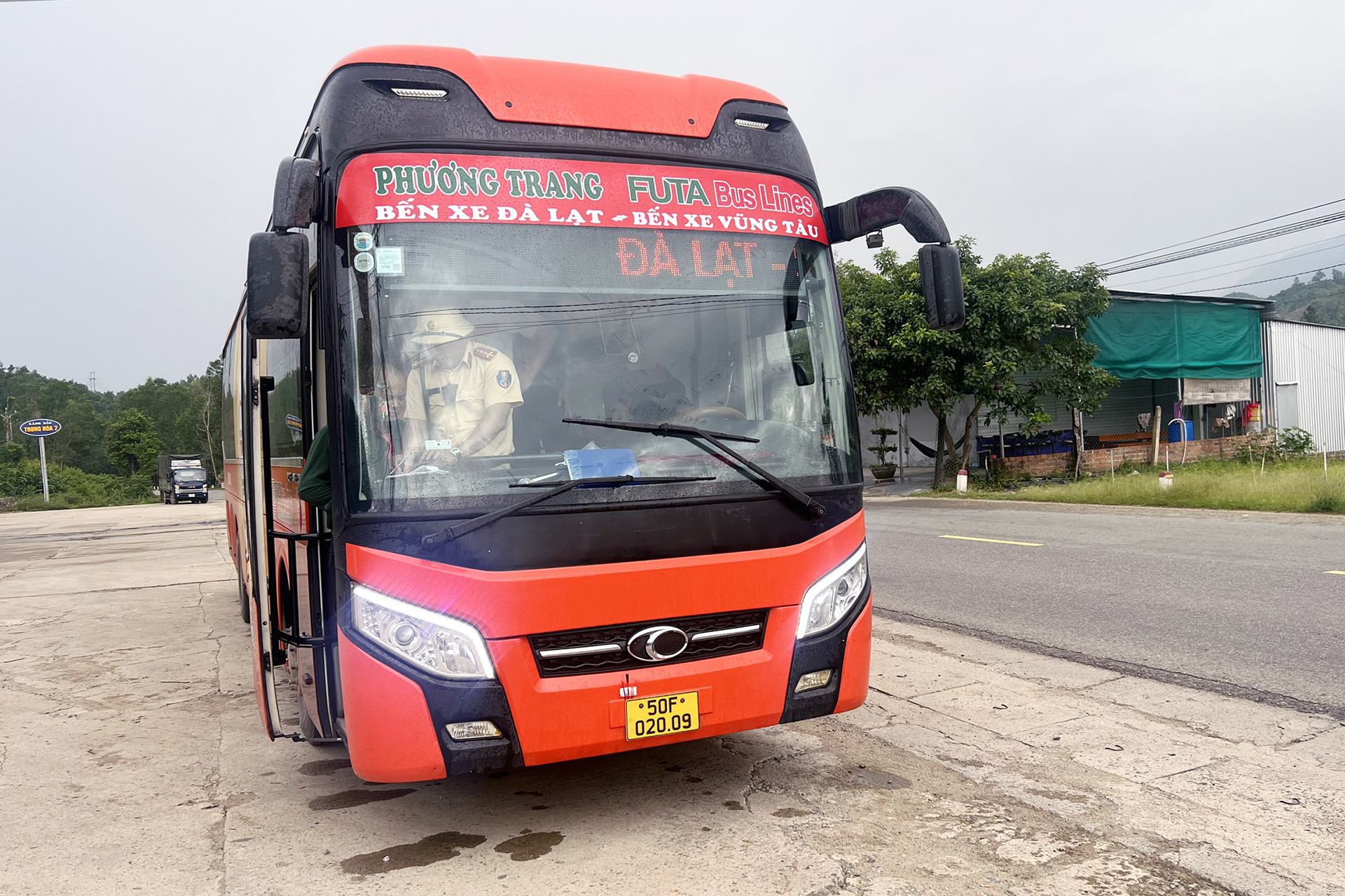 Tài xế vi phạm nồng độ cồn qua tỉnh Khánh Hòa khi đang chở hơn 30 hành khách. Ảnh: X.N.