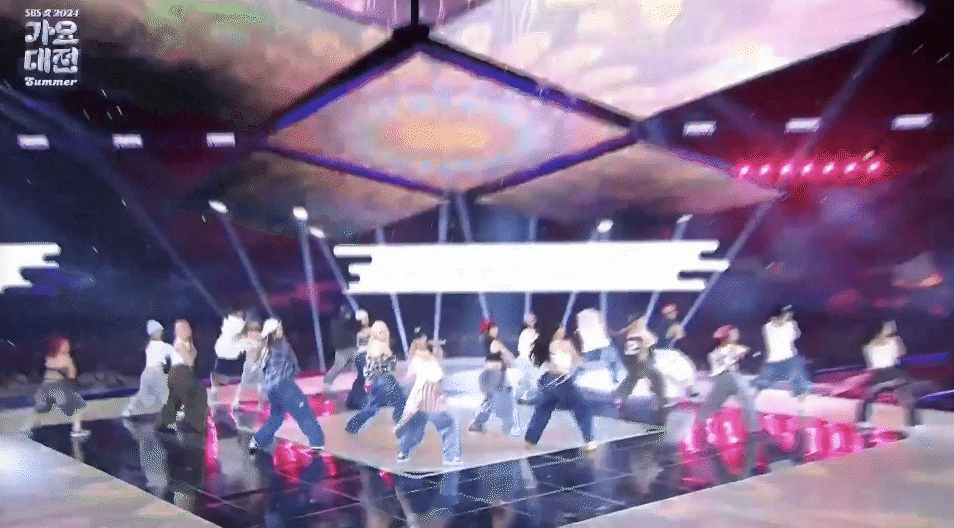 Sân khấu của LE SSERAFIM gây ấn tượng với vũ đạo và visual năng động của các thành viên