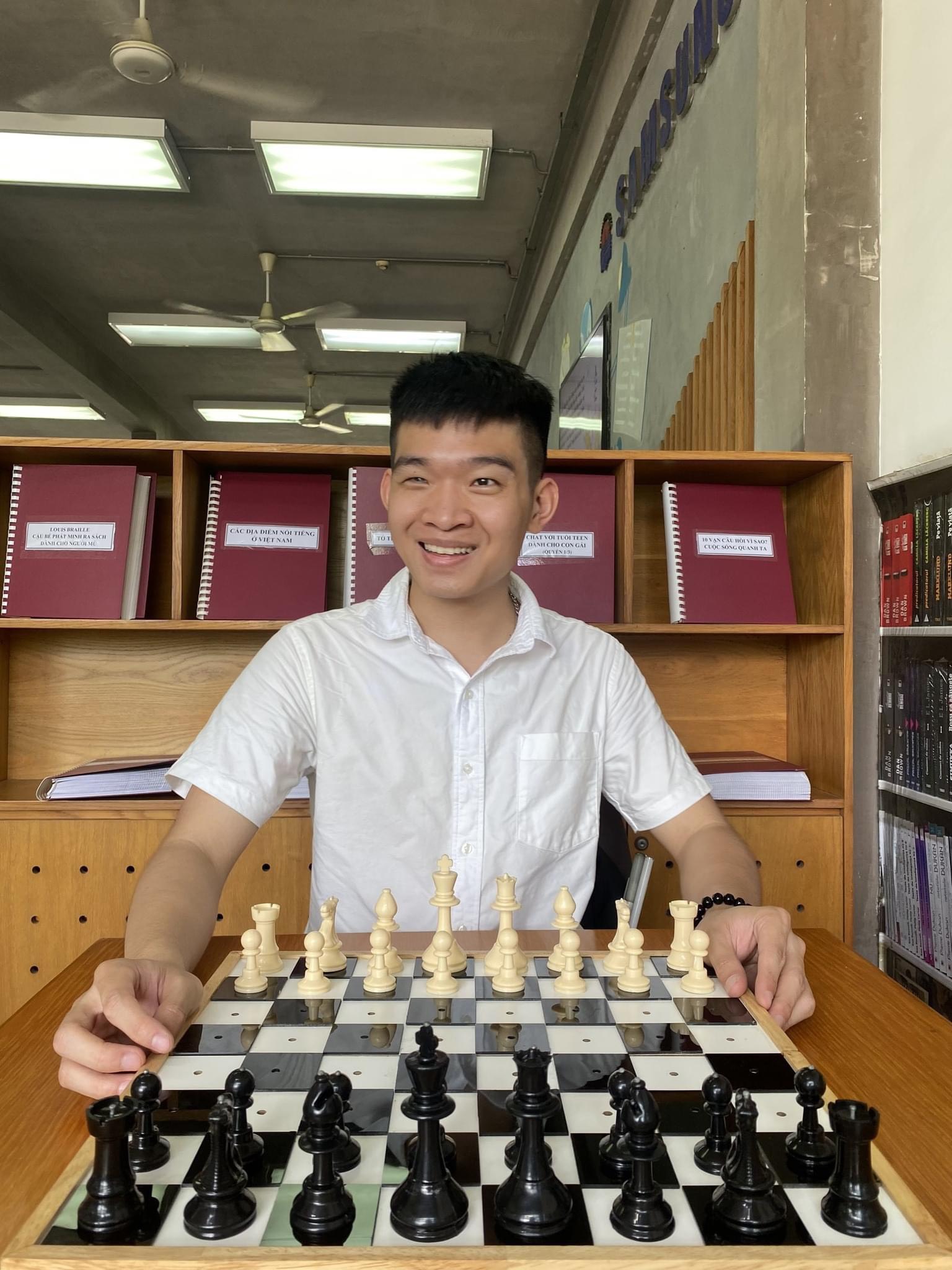 Hoàng bị khiếm thị cả 2 mắt từ năm 10 tuổi.