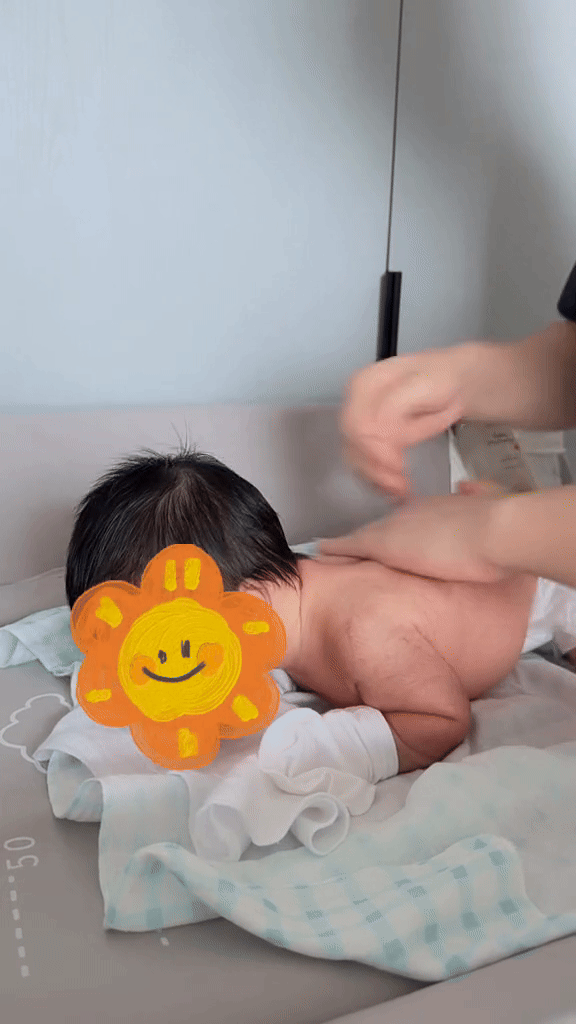 Em bé 5 ngày tuổi trộm vía cứng cáp, đã có thể ngóc đầu khi nằm sấp