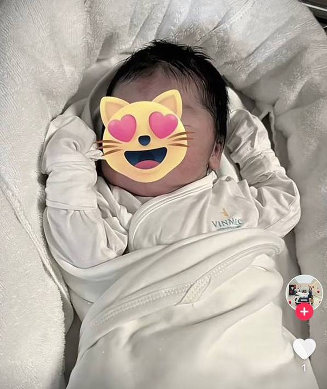 Quý tử nhà nam cầu thủ cũng nhận nhiều lời khen bởi làn da trắng, tóc đen