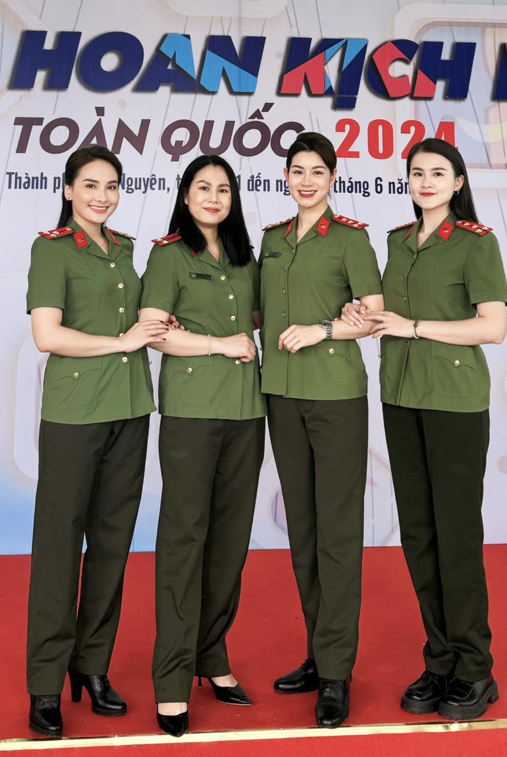 Công tác cùng nhà hát với Bảo Thanh là đàn chị Lưu Huyền Trang - nữ chiến sĩ công an có thâm niên. Nữ diễn viên sinh năm 1987, quê Tuyên Quang từng gây ấn tượng mạnh với khán giả yêu truyền hình qua vai diễn cảnh sát Phương Nam trong phim Cầu vồng tình yêu và một số bộ phim khác như Nhà có nhiều cửa sổ, Ngự lâm không kiếm, 13 nữ tù, Mặt nạ gương, Thương ngày nắng về...