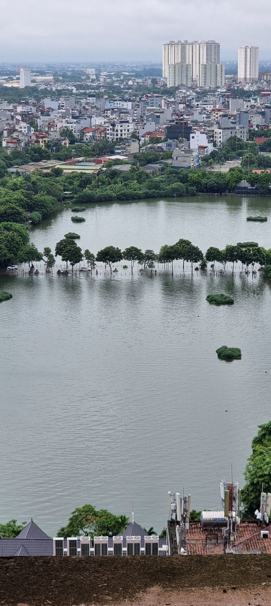 Bà Nguyễn Việt Hương – Phó Tổng Giám đốc Công ty TNHH MTV Thoát nước Hà Nội cho biết, do ảnh hưởng của hoàn lưu bão số 2 đã suy yếu thành áp thấp nhiệt đới, trên địa bàn thành phố xảy ra mưa trên diện rộng. Tổng lượng mưa đo được tại thời điểm 6 giờ ngày 24/7 dao động từ 138mm đến 295,8mm.