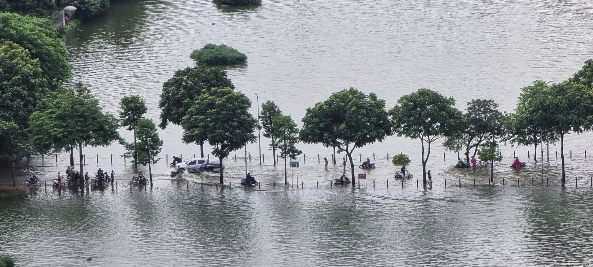 Đến sáng nay nước mưa vẫn chưa rút hết, nhiều người dân phải quay đầu tìm hướng khác di chuyển