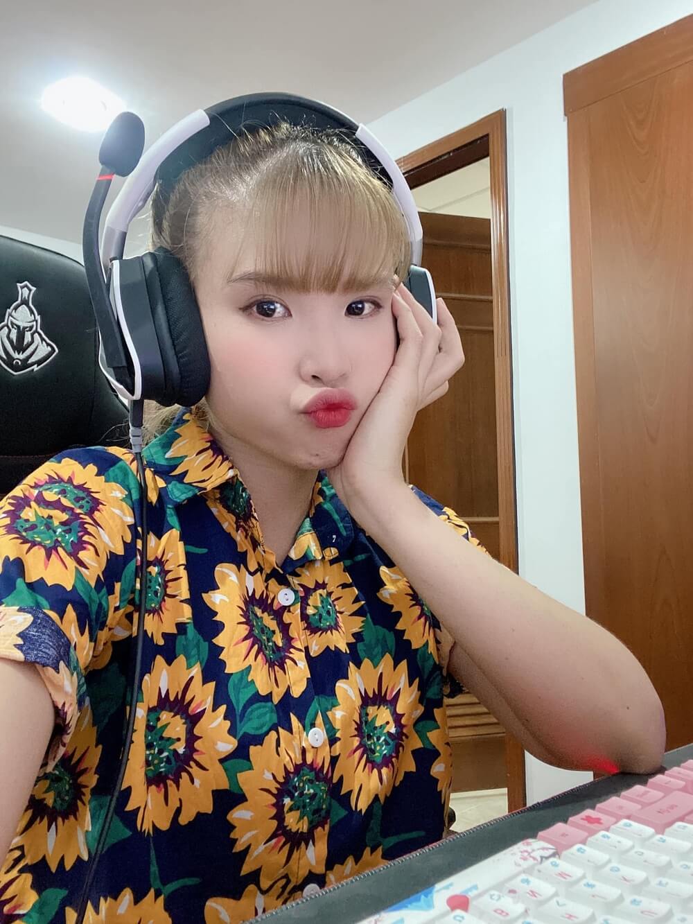 Khởi My chuyển hướng làm streamer