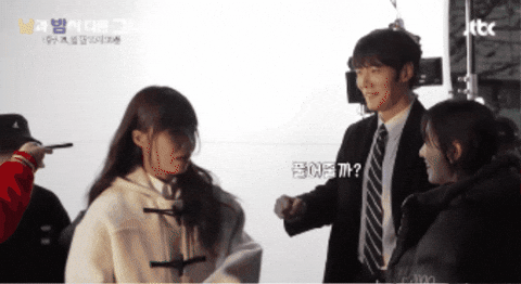 Vừa đấm bóp, vừa mát xa, vừa hỏi han Eun Ji để cô nàng đỡ mệt mỏi