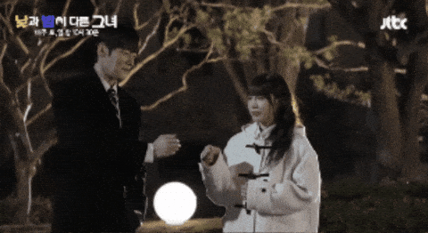 Cặp đôi thoải mái chơi đùa trên phim trường