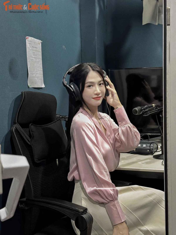 Lê Bống chuộng những mẫu trang phục kín đáo, thanh lịch.