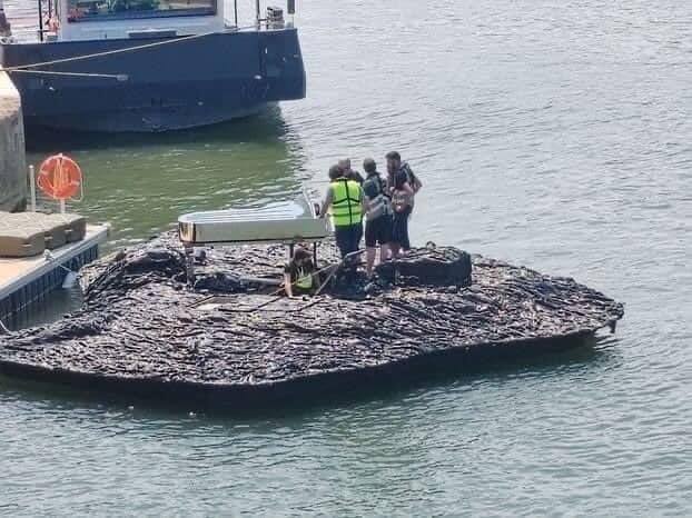 Chiếc đàn piano màu trắng được cho là dành cho phần trình diễn của Lady Gaga.