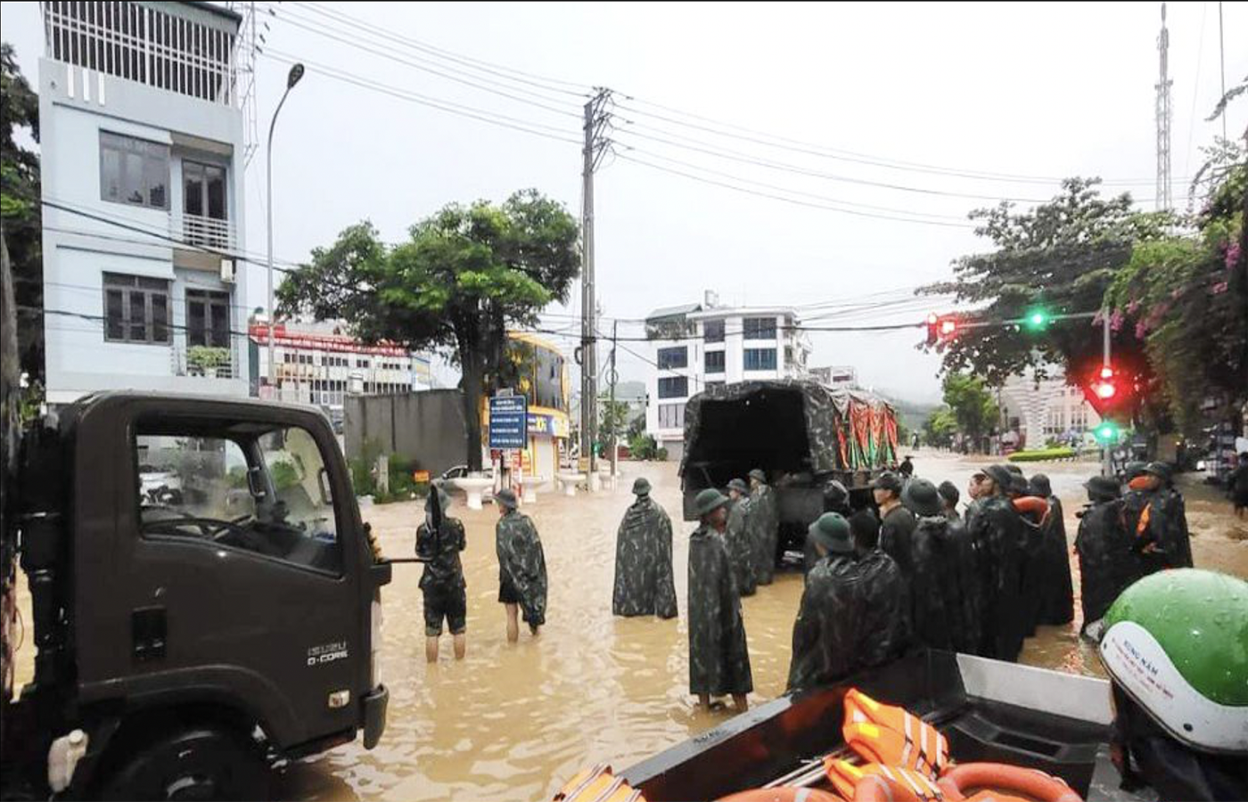 Lực lượng quân đội có mặt tại nhiều điểm ngập úng để hỗ trợ người dân. Ảnh: BSL