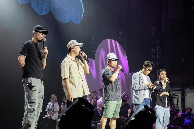 Các nam nghệ sĩ tổng duyệt cho đêm nhạc diễn ra tối 28/7.