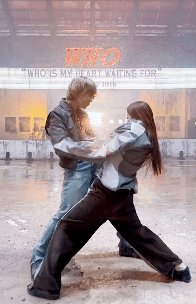 Khoảnh khắc thân mật với vũ công nữ khiến fan đứng ngồi không yên