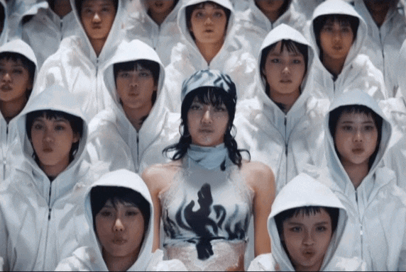 Phân cảnh Lisa cùng 100 vũ công trong MV ROCKSTAR