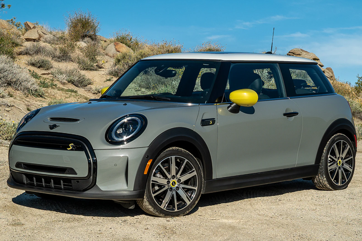 Về nội thất, Mini Cooper SE sở hữu khoang cabin được thiết kế tối giản nhưng vẫn rất hiện đại với màn hình trung tâm hình tròn có kích thước 9,4 inch chạy hệ điều hành Mini 9, tích hợp nhiều tính năng tiên tiến như trợ lý giọng nói cá nhân, dẫn đường và trò chơi.