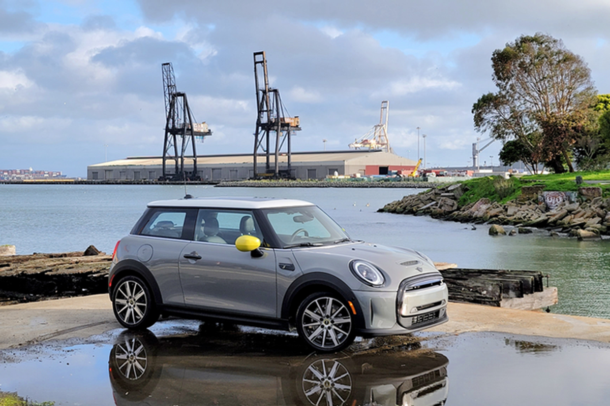 Cung cấp sức mạnh cho Mini Cooper SE là một động cơ điện đặt ở cầu trước, sản sinh công suất tối đa 215 mã lực và mô-men xoắn cực đại 330 Nm. Xe mất 6,7 giây để tăng tốc từ 0-100 km/h trước khi đạt tốc độ tối đa 170 km/h.