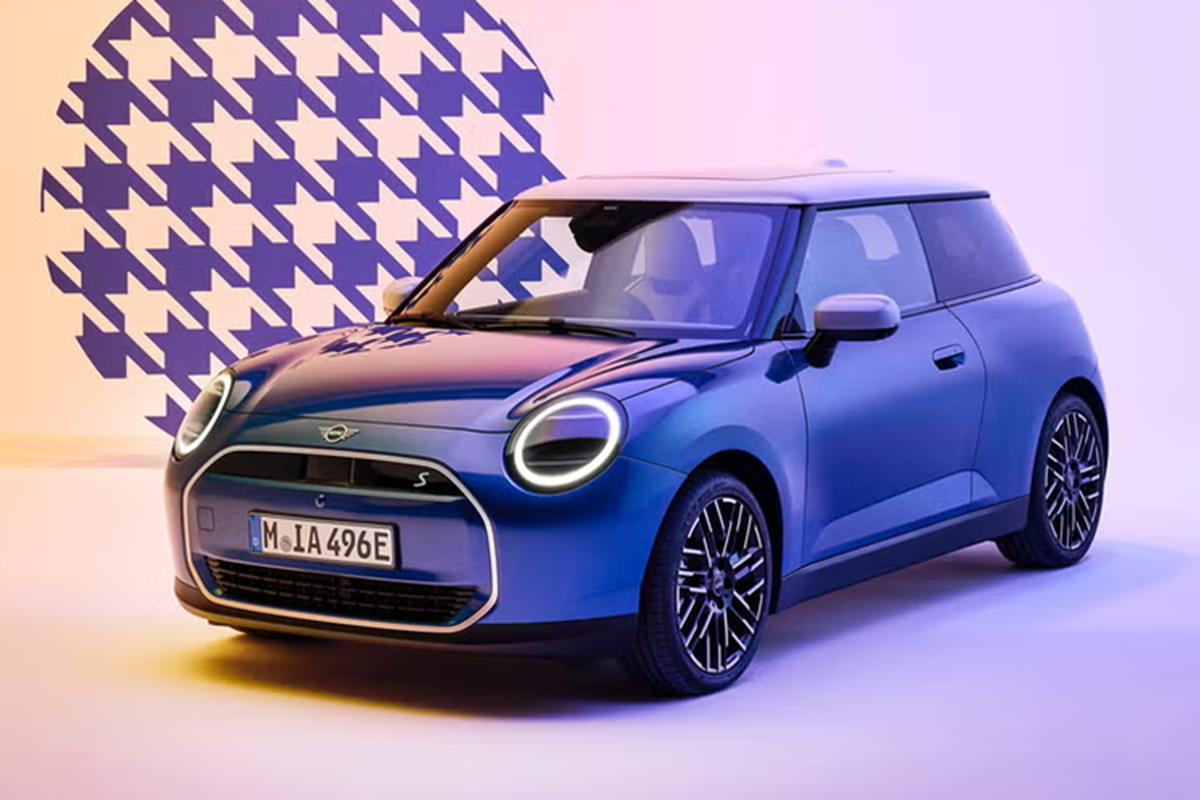 Động cơ điện của Cooper SE sử dụng năng lượng từ gói pin NMC (niken-mangan-coban) dung lượng 54,2 kWh, cho phép xe di chuyển được 402 km sau mỗi lần sạc đầy. Mini Cooper SE chạy điện còn được hỗ trợ cả sạc chậm AC 11 kW và sạc nhanh DC 95 kW. Với sạc nhanh, xe chỉ cần khoảng 30 phút để nạp pin từ 10-80%.