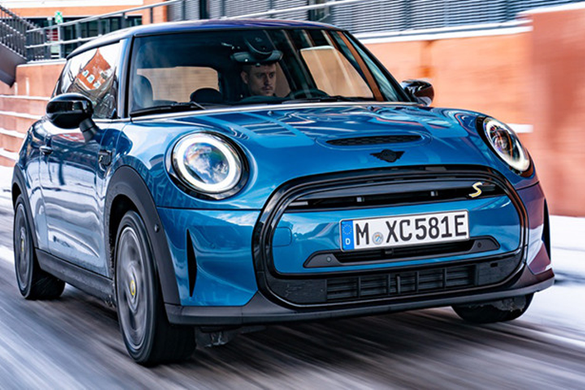 Về trang bị an toàn, Mini Cooper SE sở hữu gói hỗ trợ lái ADAS với các tính năng như: phanh tự động khẩn cấp, giám sát điểm mù, cảnh báo phương tiện cắt ngang phía sau, hỗ trợ đỗ xe Parking Assistant Plus, camera 360, chế độ xem 3D từ xa thông qua điện thoại thông minh.