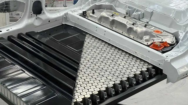 Tùy cấu trúc, pin có thể được dán thẳng xuống sàn xe, khiến việc sửa chữa hoặc thay thế rất khó khăn.